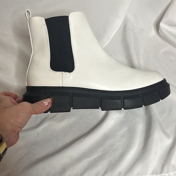BP. Niya Lug sole Chelsea boot in white - Picture 4 of 11